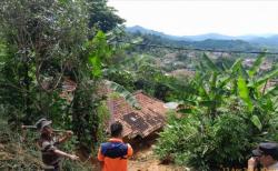 Rumah Warga Jebol hingga Jalan Lingkungan di Kuningan Amblas akibat Longsor
