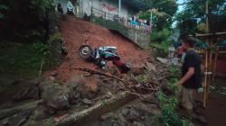 Longsor Tebing Tutup Gang Lingkungan di Cimamut Ciamis