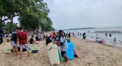 Hari Libur ke 3 Lebaran, Pantai Carita Dipadati Wisatawan