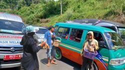 Kemacetan di Jalur Gentong Tasikmalaya Berkah Bagi Pedagang Asongan Musiman