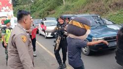 Aksi Joget Petugas di Lingkar Gentong Tasikmalaya Hibur Pemudik yang Terjebak Macet