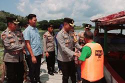 Cegah Laka Air, Anggota Polres Grobogan Bersiaga di Objek Wisata Kedung Ombo