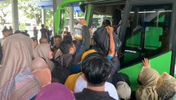 Puncak Arus Balik, Penumpang di Terminal Ponorogo Berebut Naik Bus