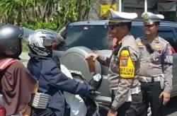 Satlantas Polres Ngawi Bagi Minuman Gratis ke Pemudik untuk Cegah Stres Akibat Kepanasan