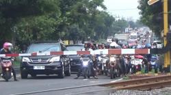 Simpang Mengkreng dan Perlintasan Kereta Jadi Biang Kerok Macet di Jombang, Ini Usulan Sugiat
