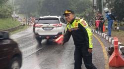 Di Bawah Guyuran Hujan, Kapolres Tasikmalaya Kota Pimpin Rekayasa Lalin One Way di Jalur Gentong