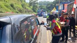 Polwan Polres Tasikmalaya Kota Berikan Air Mineral dan Permen ke Pemudik yang Terjebak Macet