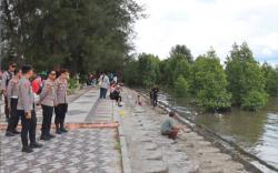 Pantau Libur Lebaran, Kapolres Kobar Tinjau Pantai Kubu