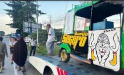 Duh, Gegara Mogok di Mojokerto, Bajaj dan Pemudik Naik Towing Polisi Pulang ke Jakarta