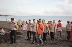 Liburan Hari Raya, Satpolairud Polres Jember Tingkatkan Pengamanan Objek Wisata Pantai