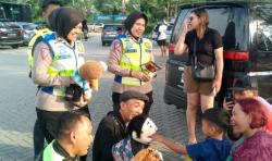 Hibur Pemudik di Rest Area 207 Tol Palikanci, Polres Ciko dan IWO Hadirkan Pendongeng Kak Jums