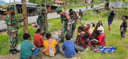 Tekan Stunting, Babinsa Posramil 1714-06/Tingginambut Bagikan Susu untuk Anak dan Ibu Hamil