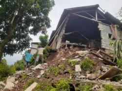 Hujan Deras, Dua Rumah di Desa Ranon Pakuniran Terdampak Longsor