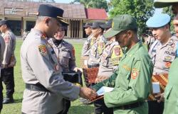 Kapolres Way Kanan Beri Penghargaan 9 Personel Polri dan 2 Linmas dalam Upacara HKN