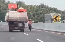 Viral Sopir Kejar Truk yang Melaju Tanpa Pengemudi di Jalan Tol Kalikangkung