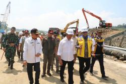 Tinjau Perbaikan di Sukabumi, Menko PMK: Tol Bocimi Diupayakan Normal saat Libur Nataru