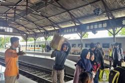 Anak-Anak Muda Pecinta Kereta Api Bantu Gadis hingga Lansia Pemudik di Stasiun