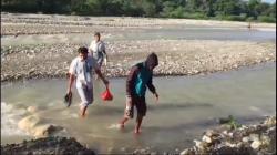 Tiada Jembatan,  Warga Dua Dusun di Desa Kiuola Timor Tengah Utara Terisolir saat Banjir