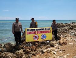 Upaya Cegah Kecelakaan Laut, Polisi Pasang Banner Imbauan di Pantai Pamekasan