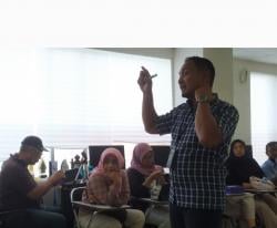 Beri Materi di Sekolah Pasar Modal, Wira Adibrata Ajak Wartawan Jadi Investor Saham