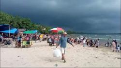 Hujan Lebat, Pengunjung Tetap Ramai di Pantai Carita Pandeglang