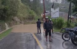 Jalan Poros Mamasa - Polman Tertutup Longsor, Puluhan Kendaraan Tak Bisa Melintas