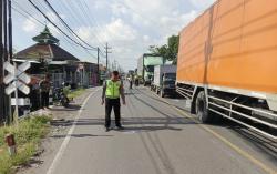 Terpelanting, Nenek Asal Mojokerto Tewas Terlindas Truk di Perlntasan Kereta Api