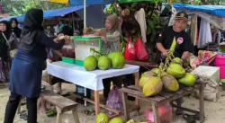 Libur Lebaran, Pedagang Kelapa dan Sewa Ban di Pantai Carita Raup Cuan