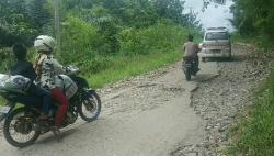 Jalan Rusak di Bulok, Tanggamus Membahayakan Pengendara