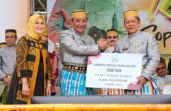 Hari Jadi ke-763 Kabupaten Soppeng, Bahtiar Baharuddin Serahkan Bantuan dan Resmikan Sejumlah Proyek