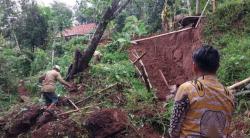 Tebing Setinggi 5 Meter Runtuh, Timbun Ruas Jalan Singkup-Nasol Ciamis