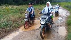 Viral! Jalan Rusak di Pandeglang Bikin Susah Warga, Puluhan Tahun Belum Ada Perbaikan