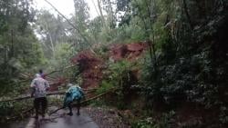 Jalan Menuju Objek Wisata Darmacaang Ciamis Putus Tertutup Longsor