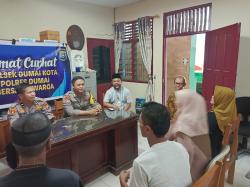 Polres Dumai Melalui Polsek Dumai Kota Lakukan Giat Rutin Jumat Curhat Upaya Mempererat Silaturahmi