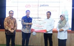 Tambah Keindahan Kota Probolinggo, Bank Jatim Serahkan CSR Revitalisasi Jam Menara