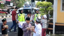 Aksi Keren Srikandi Satlantas Polres Gresik, Bawa Kebahagiaan di Hari Jumat, Ini yang Dilakukan