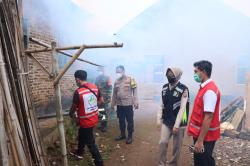 Maraknya Penyakit Demam Berdarah, Polisi di Pesawaran Fogging Ruang Kerja dan Rumah Warga