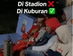 Viral Sekelompok Bapak-bapak Nobar Timnas di Kuburan