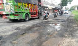 Rawan Kecelakaan, Perbaikan Jalan Rusak di Sukoharjo Masih Tambal Sulam