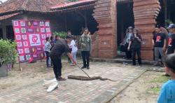 Keseruan Relawan Animal Rescue Edukasi Warga Ponorogo Cara Tangkap Ular