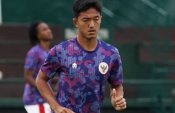 Bintang Muda Sepak Bola Banyumas, Raka Cahyana, Raih Penghargaan Best Young Player Liga 2 2023/2024