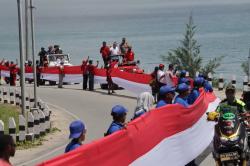 Bergabungnya Papua ke NKRI, Jayapura Pecah Rekor Dunia Bentangkan Kain Merah Putih