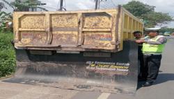 Penggunaan Mud Guard Berlebihan, 7 Unit Truk Diamankan Satlantas Polres Gowa