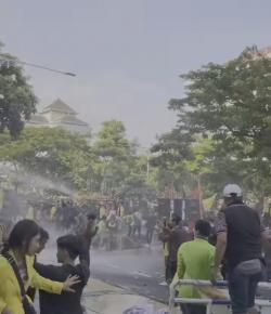 Demo Hari Buruh di Depan Kantor Gubernur Jateng Berujung Ricuh, Satu Mahasiswa Terluka