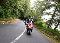 Simak Tips Cari Aman Berkendara Saat Touring Menggunakan Skutik Honda