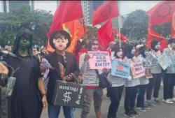 May Day 1 Mei 2024 : Buruh Gelar Aksi Pantomim,  Peragakan Expresi Buruhnya Sedih, Bosnya Cuan