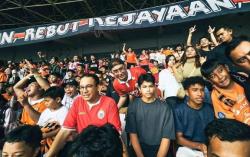 Kangen Jakmania, Anies Nonton Laga Persija vs PSIS di Stadion GBK