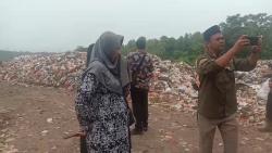 Sampah di TPA Cihara Lebak Menumpuk, Warga Keluhkan Bau Busuk