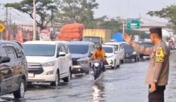 Rob Kembali Genangi Jalur Pantura Semarang-Demak Sepanjang 500 Meter, Lalulintas Tersendat