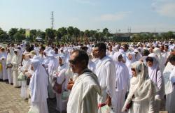 Siap Berangkat 27 Mei, 1.169 Calon Jamaah Haji Jombang Belajar Tawaf dan Lempar Jumrah